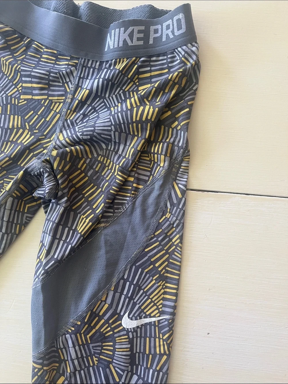 Nike Kids Gray & Yellow Patterned Athletic cropped Leggings